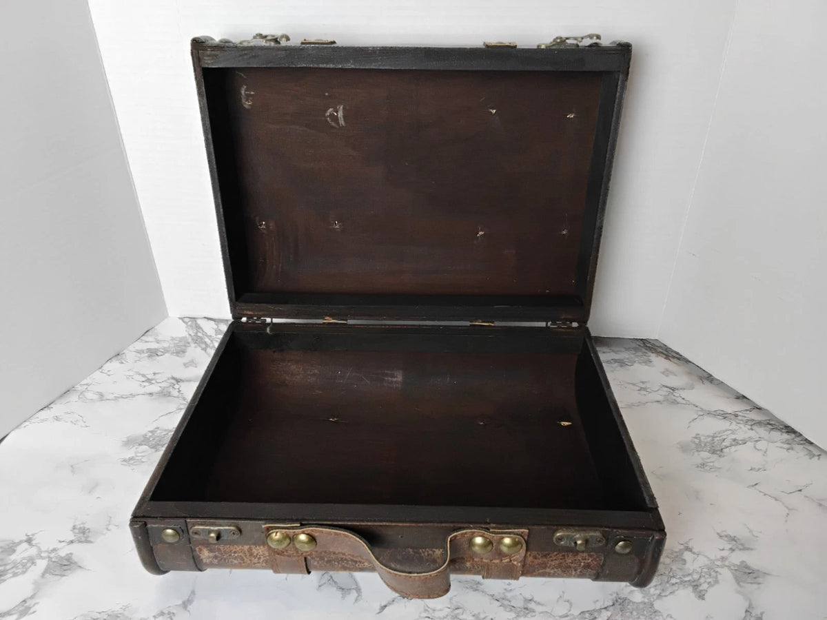 Rustic Farmhouse Decor Suitcase Set